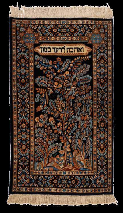 58 58. שטיח משי "ברוך אתה בבאך" שטיח משי עם הכתובת "ברוך אתה בבאך וברוך אתה בצאתך". סין, שנות ה- 60. במרכז השטיח דגם לוחות הברית, זוג אריות וכתר תורה, עם הכתובת "ברוך אתה בבאך וברוך אתה בצאתך".