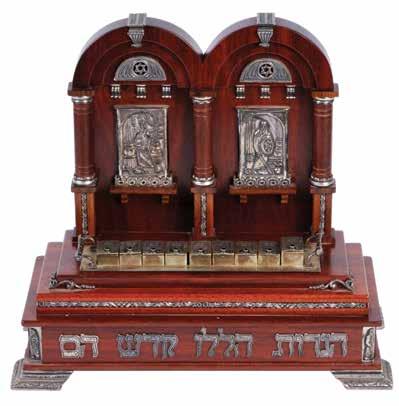 117 116. חנוכיית עץ וכסף - יודאיקה מודרנית חנוכיה, מעשה ידי האמן אבי לובטון.)Luvaton( ירושלים, ]סוף המאה ה- 20 [. עץ; כסף, חתום: "Sterling" ו" Luvaton ". בסיס עץ דמוי במה בת שלוש קומות.