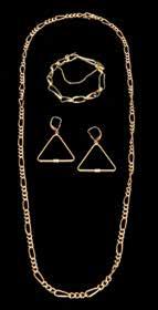 17 163. מחרוזת חרוזי גי'יד סגורה, מורכבת חרוזי זהב, אוניקס ופנינים לסירוגין.