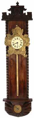 במצב עבודה. $ 150-200 654. שעון קמין כנראה צרפתי, 1890 בקירוב. קופסת השעון מפליז בעיטורי ברונזה מוזהבת בדגמי דמויות וצמחיה.