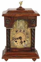 שעון ברונזה ואלבסטר צרפתי איכותי, 1880 בקירוב. גילופי ברונזה איכותיים ביותר בפטינה מוזהבת, בדגמי עלי אקאנטוס וגפנים.