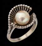 טבעת ויקטוריאנית זהב לבן 18K, מעוטרת בעבודת פיליגראן עדינה, משובצת אוניקס. 681.