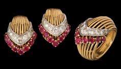 סט טבעת וזוג עגילי קליפס זהב 18K, מעוטרים חוטי זהב היוצרים מעוינים משובצים ספירים,