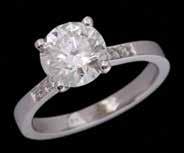 טבעת זהב לבן 14K, חישוק משובץ יהלומים קטנים בצדדים ויהלום במשקל של cts 2.01 במרכז.