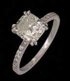 טבעת זהב לבן 14K, משובצת יהלומים קטנים בצדדים ויהלום צהוב )מטופל( בליטוש קושן במשקל של 2.
