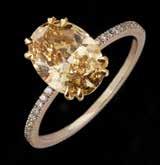 טבעת זהב לבן 14K, משובצת יהלומים קטנים בצדדים, במרכז משובץ יהלום בליטוש מרקיזה במשקל של.ct 1.