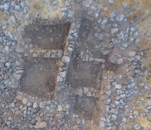 מבני ציבור במרחב הכפרי במאות השנייה והשלישית לספירה. אולם, בעוד סקרים רבים נערכו בגולן, בוצעו רק מעט חפירות המתמקדות במרחב הכפרי בתקופה זו.