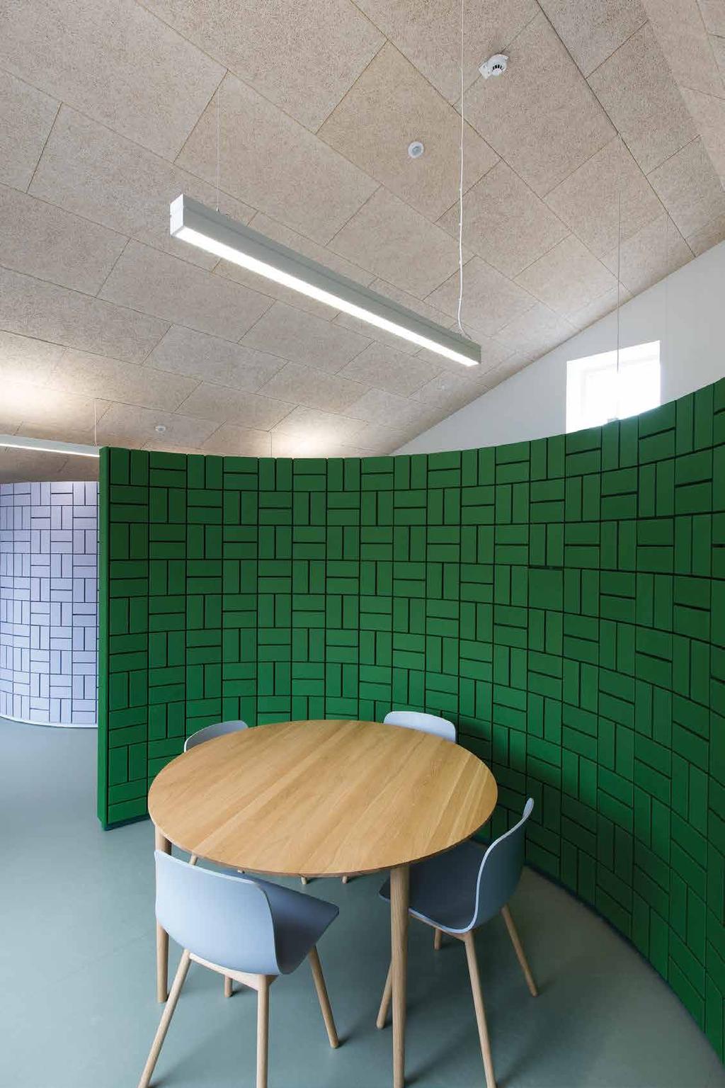 אריחי ה- PANELS WALL יכולים להיות שטוחים או בעלי חיתוך תלת מימדי, לפי דרישה יישומים קירות מסדרונות משרדים חדרי מוזיקה קירות חדרים בכל המידות תכונות האריח/התקרה עשויים צמר זכוכית בדחיסות גבוהה