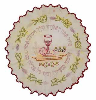 7 7. אוסף כיסויים למצות ארץ ישראל ואירופה ארבעה כיסויי בד למצות. מותאמים לקערת ליל הסדר [עם שלושה תאים לשלוש מצות]. עליהם רקומים ומודפסים סימני הקערה ועיטורים נוספים. [ארץ ישראל ואירופה, המאה העשרים].