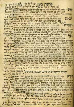 בגליונות הספר עשרות הגהות בכתיבה מזרחית [מכותב אחד או יותר], חלקן ארוכות במיוחד, עם רמזים נאים בראשי תיבות וגימטריאות.