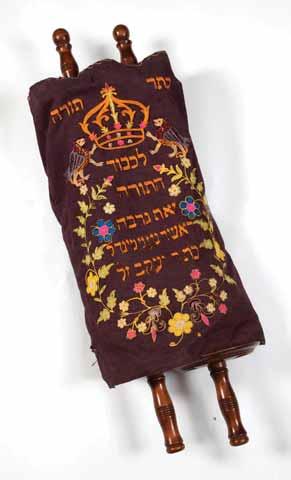 [Beginning of 20th century]. Rolled around Atzei Chaim. With embroidered jacket: In honor of the Torah donated by the woman Nani Mindel bat R Ya akov 1906.