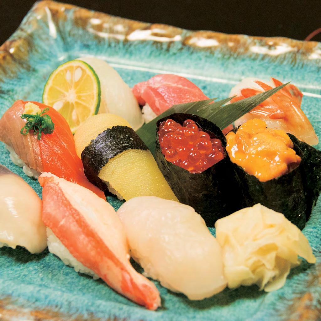 סושי סושי הוא כנראה המנה היפנית המפורסמת ביותר מחוץ ליפן. אנשים בדרך כלל חושבים שהמילה "סושי" מתייחסת לציפוי עצמו- מאכלי ים או מרכיבים אחרים, אך המילה למעשה מתייחסת לאורז שמוכן בחומץ סושי.