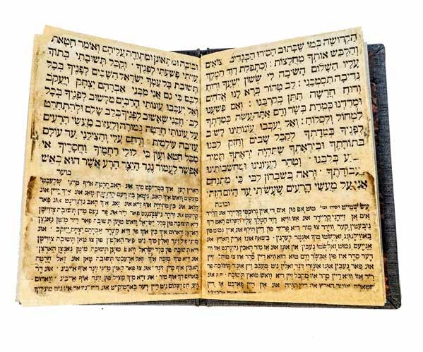 300$ 800$ - 1,000$ 13. תפילה זכה זיטאמיר תרי ד ]1854[ דפוס האחים הרבנים שפירא תפילה זכה. הועתק מספר חיי אדם. עם תרגום לעברי טייטש.
