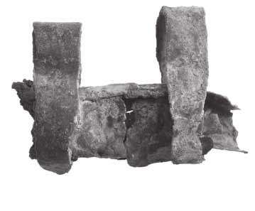 אריולה יקואל שנמצאו בתוך קברים: בקבר במתחם הדואר נמצא בית קמע )איור 23(, ובבית הקברות באנדרומדה נמצאו חרפושית מתקופת הברונזה ופעמון ששימשו כקמעות.