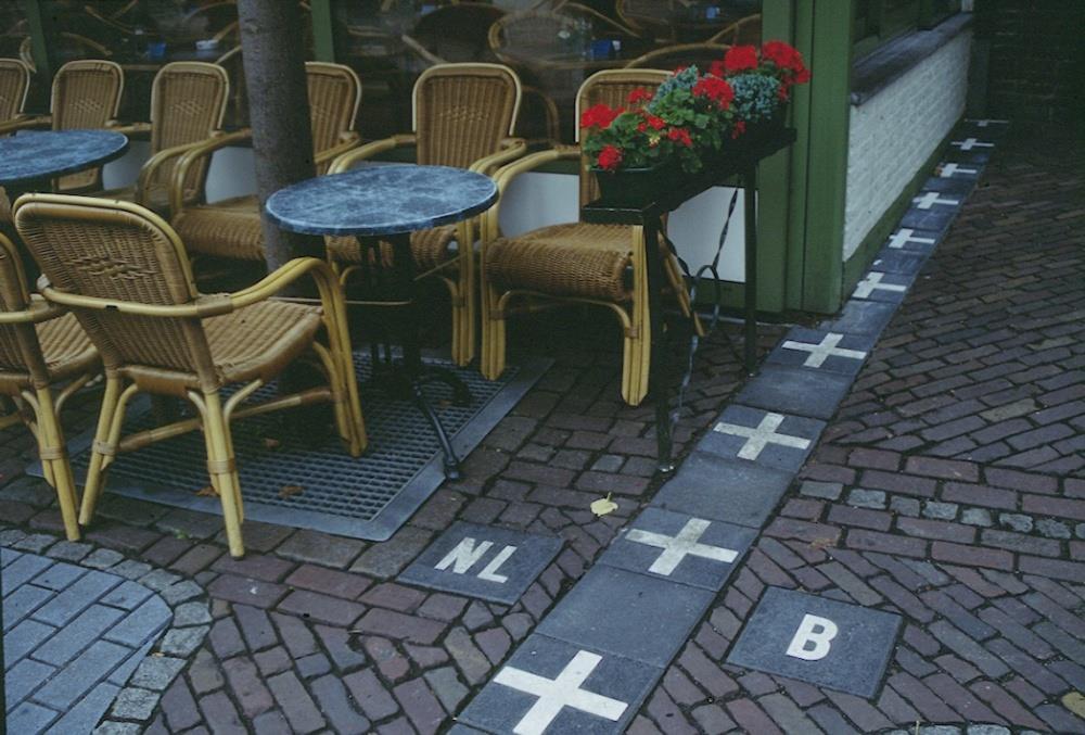 בלגיה הולנד לבית הקפה הזה נכנסים