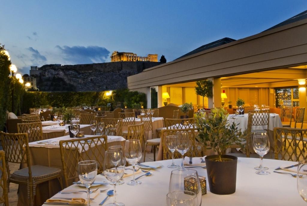אקרופוליס - פאלאס דיבאני DIVANI PALACE ACROPOLIS מלון דיבאני פאלאס אקרופוליס מדורג 5 כוכבים וממוקם בלב אתונה ההיסטורית, ליד האקרופוליס והפרתנון.