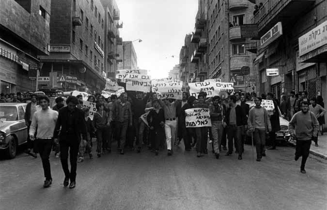 תשע ג 2013 סוציולוגיה ישראלית יד )2( 365 טור התצלומים פורסם לאחר הפגנת הענק של הפנתרים השחורים ב 18 במאי 1971.