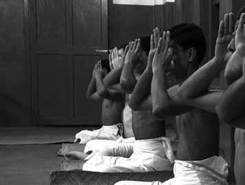 תיאטרון / תיעודי La Table Aux Chiens (Kathakali) France, 2011 / 40 Minutes Directors: Cédric Martinelli, Julien Touati Editor: Jean-Marie Carrel Awards: Jury Award - Gender DocuFilm Fest 2011, Roma