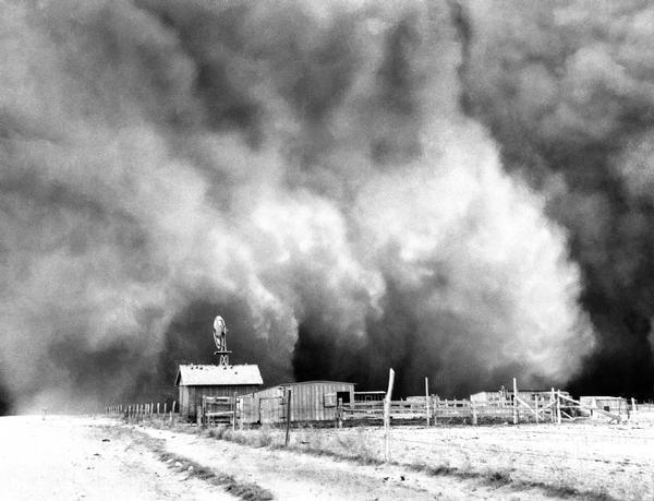 Dust Bowl (קערת אבק ( A long drought happened in the Great Plains and caused soil erosion. The soil blew away and formed large clouds of dust.