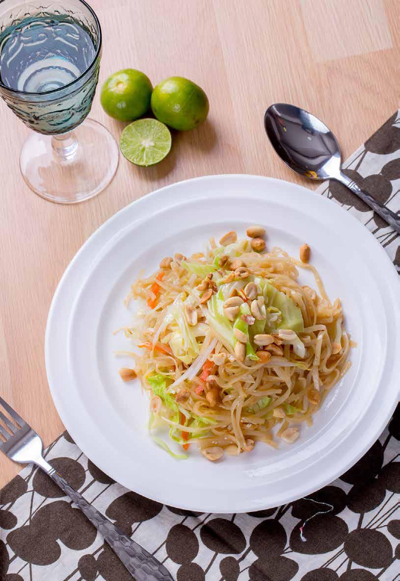 Spicy green papaya salad with garlic, spicy chili and tomatoes פאד תאי אטריות אורז מוקפצות. תוספת: ביצה, עוף 60 Pad Thai Stir-fried rice noodles.