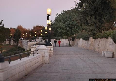 בטיילת יש נוף פנורמי יפה: אפשר לראות את העיר העתיקה, את הר הזיתים ואת מדבר יהודה.