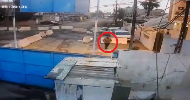 ( 2018 מימין: מחבל מתאבד של דאעש מנסה להיכנס למטה של " חבורות אנשי האמת" בכרכוכ. משמאל: המחבל מתפוצץ ברחבה הסמוכה לכניסה ) אלסומריה ניוז, 25 בפברואר ( 2018.
