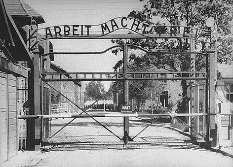 רקע קצר על המחנות במתחם אושוויץ אושוויץ )Auschwitz( הוא שמה הגרמני של העיירה הפולנית אושוויינצ' םי,)Oświęcim( הנמצאת כ- 60 קילומטר מדרום-מערב לקרקוב.