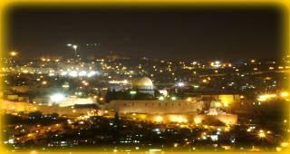 ירושלים של זהב נעמי שמר אויר הרים צלול כיין וריח אורנים נישא ברוח הערביים עם קול פעמונים.