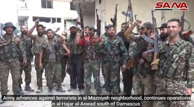 ניה, שבדרום שכונת אלקדם. משמאל : חיילי צבא סוריה בשכונת אלמאד' ניה.