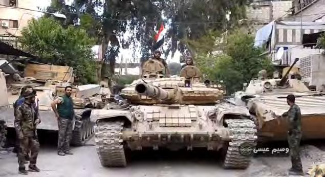 מתקדמים. משמאל : חיילי צבא סוריה במחנה הפליטים אלירמוכ בחסות טנק ) ערוץ היוטיוב של החייל וסים עיסא, 27 ב א פ ר י ל 2018).