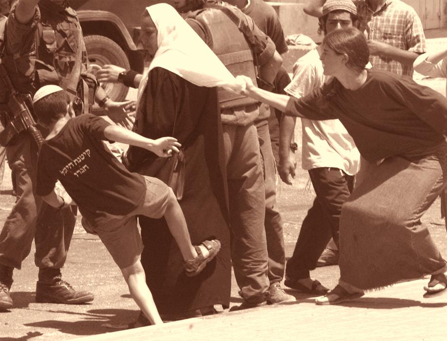 מראית חוק ילדים ישראלים תוקפים אישה פלסטינית בשוק