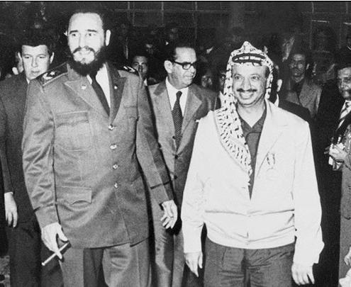 במאבק יאסר עראפת עם קסטרו בעת ביקור בקובה (צילום: פרנסה לטינה) שורה ארוכה של אירועים לזכרו של מנהיג המהפכה הקובנית פידל קסטרו נערכו ברשות הפלסטינית. הרשות אף הכריזה על שלושה ימי אבל רשמיים.