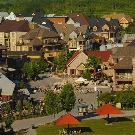 0 Blue Mountain Village נקודות עיקריות כללי: אתר סקי, מלונאות ונופש המוביל באיזור אונטריו, פעיל באופן רציף לאורך כל ארבע עונות השנה האתר ממוקם בסמוך לעיר