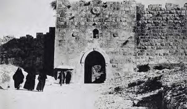 שערי ירושלים בחומה המקיפה את ירושלים העתיקה, אשר נבנתה בימי הסולטן העות'מאני סולימאן הראשון, ישנם שערים פתוחים ושערים אטומים.