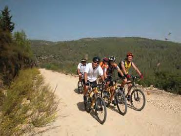 שבילי אופניים מזג האוויר הנוח השורר בישראל מאפשר לרכוב על אופניים כמעט כל השנה וליהנות מיתרונות הרכיבה: תרומה לבריאות הגוף, הנאה מנופי הארץ, חוויה חברתית ומשפחתית ומעל לכל - שמירה על איכות הסביבה,