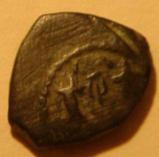 פני המטבע טבוע דגם השושן, מסביבה הכתובת המלכותית בעברית עתיקה "יהונתן המלך" ועל גבה