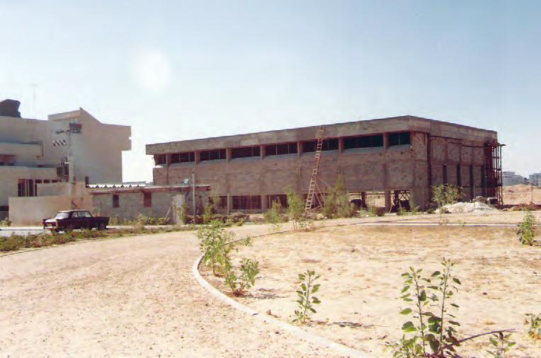 150 ציפי שחורי-רובין בניין החינוך הגופני לקראת סיום הבנייה, 1986 )ארכיון קיי( 348 את האיחוד, כל עוד אין אולם ספורט ומתקנים לפעילות מוטורית.