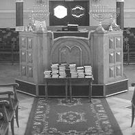 ריהוט בית הכנסת ארון קוד בו נמצאים ספרי