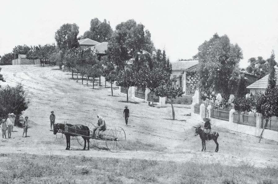 יפה ברלוביץ' מאוחרת( למקום שהיה פעם ביתו, כשהוא מבנה את חזון הבית על שלושה עיקרים: קיבוץ גלויות, פרודוקטיוויזציה וחופש לאומי.