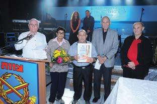בשטח פעילויות במחוזות ובסניפים סניף רחובות יו"ר הסניף: יוסי שני # גאולה 4 רחובות # 7627211 טל': 08-9467062 # דוא"ל: y-sho806@015.net.il 0 בסניף ציינו את סיום שנת הפעילות 2013 באירוע שנתי שנערך ב- 8.