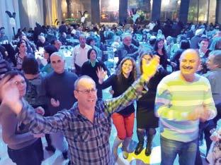 כמו כן, בירכו חברי הסניף את חובב צוברי )אל"ם(, חבר הסניף שנבחר ליו"ר מועצת קרית עקרון בבחירות האחרונות. בהמשך הערב הופיעה להקת הכל עובר חביבי במיטב שיריה, ולהקת הברושים הנעימה במוזיקה לריקודים.