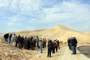 לסניף הוזמנו שני אנשים שהכירו אותו מקרוב - אחיו הצעיר אברהם כהן, וחבר "צוות" מסניף רמת גן נתן סלומון )88(, מי שהיה המדריך המבצעי האישי של אלי במוסד.