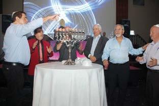 בתמונה: )מימין( חיים אסולין יו"ר סניף קרית גת, אברהם לוגסי מנהל המחוז, ניסן בגולה גזבר המחוז ושתי חברות הנהלת הסניף.