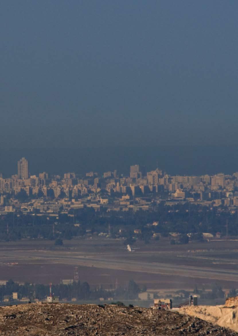 מטוס מסחרי )מסומן בעיגול( ממריא מנמל התעופה הבינלאומי בן-גוריון, כפי שהוא נראה משטח פלשתינאי סמוך בגדה