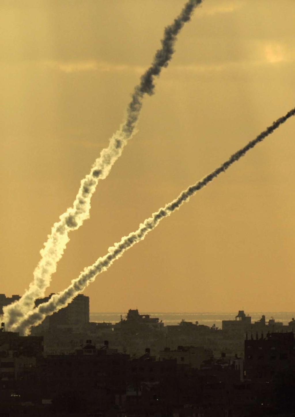 שתי רקטות משוגרות נגד ישראל מתוך העיר עזה ב- 22 במאי, 2007.