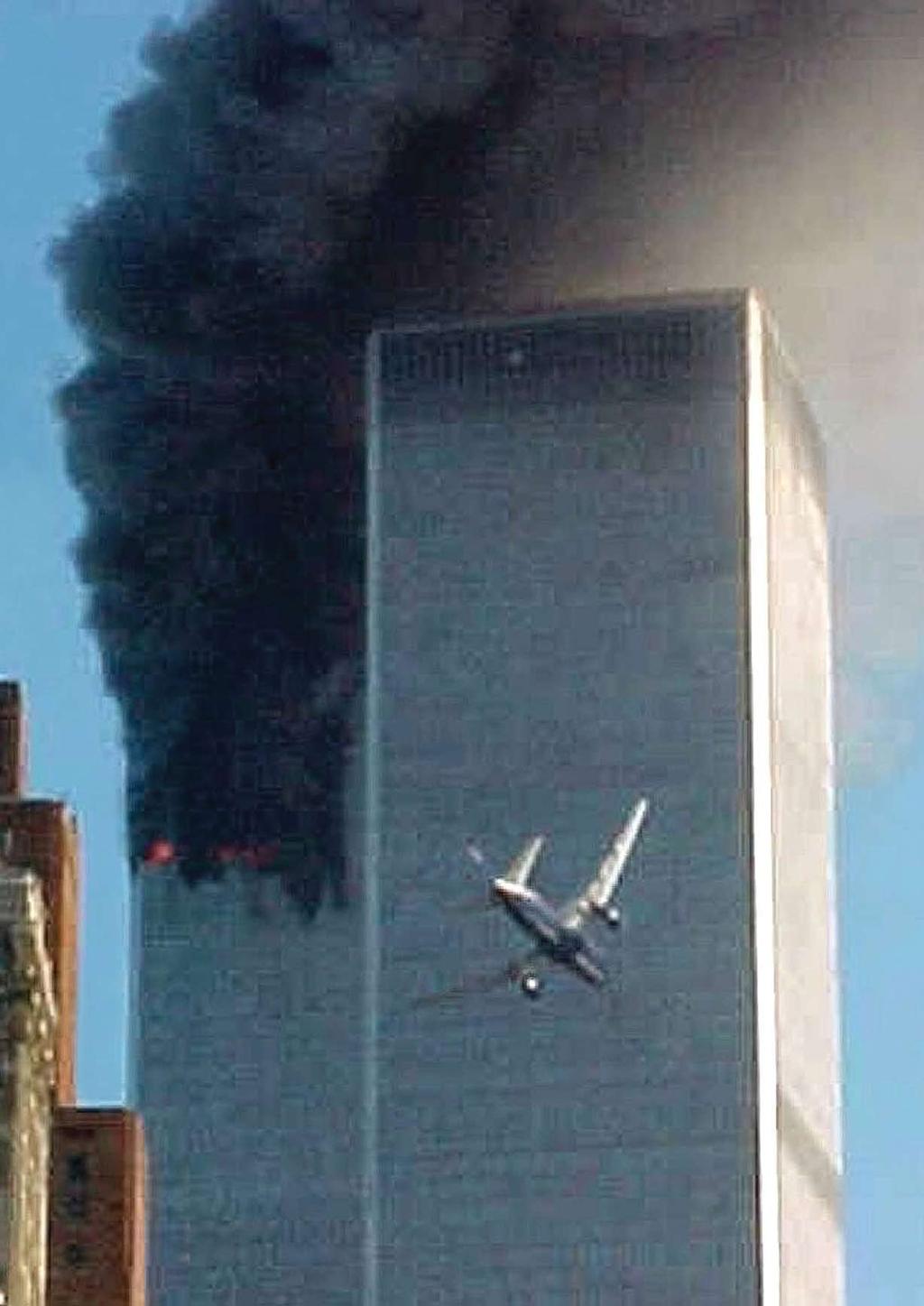 מטוס נוסעים חטוף בידי מחבלי אל-קאעידה מתרסק לתוך המגדל הדרומי של מגדלי התאומים, 11 בספטמבר 2001, במתקפת הטרור החמורה ביותר
