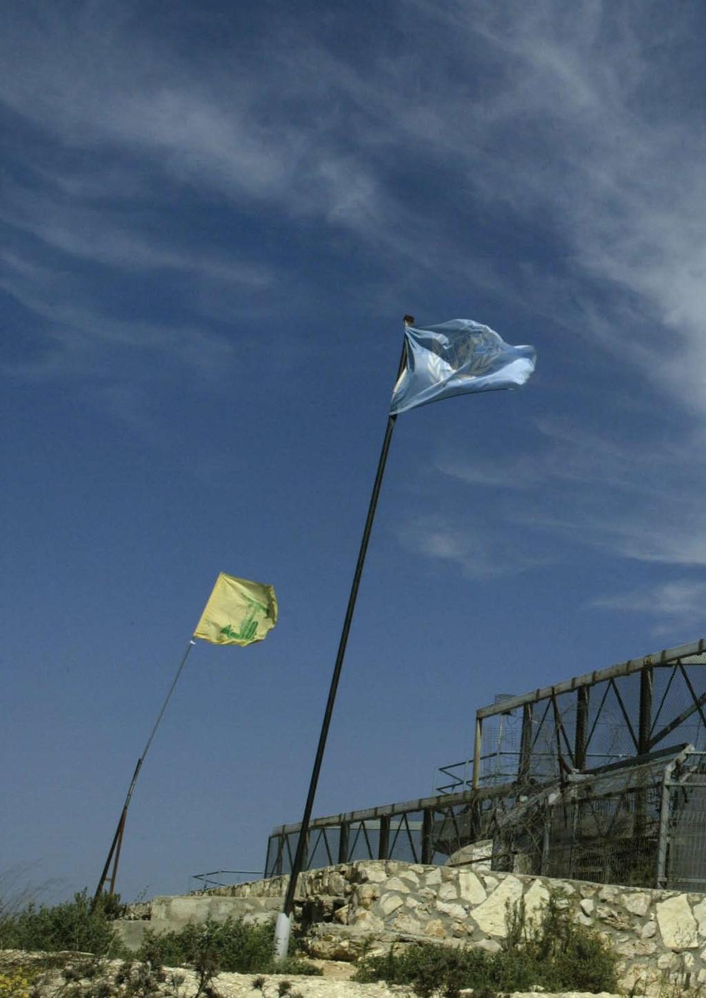דגל האומות המאוחדות לצד דגל חיזבאללה