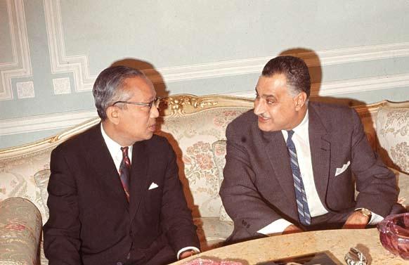 נשיא מצרים גמאל עבד אל-נאצר עם מזכ"ל האו"ם או תאנט ב- 24 במאי 1967, שבועיים טרם פרוץ מלחמת ששת הימים. תאנט קיבל את דרישת נאצר להסיג את כוחות,UNEF כוח החירום שהוצב בסיני מאז מבצע סיני ב- 1956.