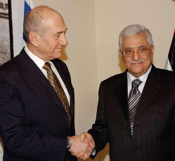 ראש ממשלת ישראל לשעבר אהוד אולמרט, ויו"ר הרש"פ מחמוד עמאס, 28 באוגוסט 2009. בריאיון שהתקיים בנובמבר 2005 התייחס אולמרט להצעתו חסרת תקדים למסירת 93.
