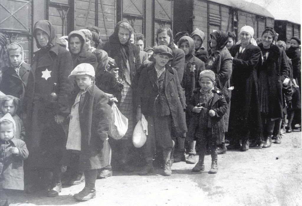 99 בתמונה ניתן לראות גם כי נשים רבות הגיעו עם ילדיהן שגויסו הבעלים בהיעדר בצבא העבודה לפלוגות ההונגרי.
